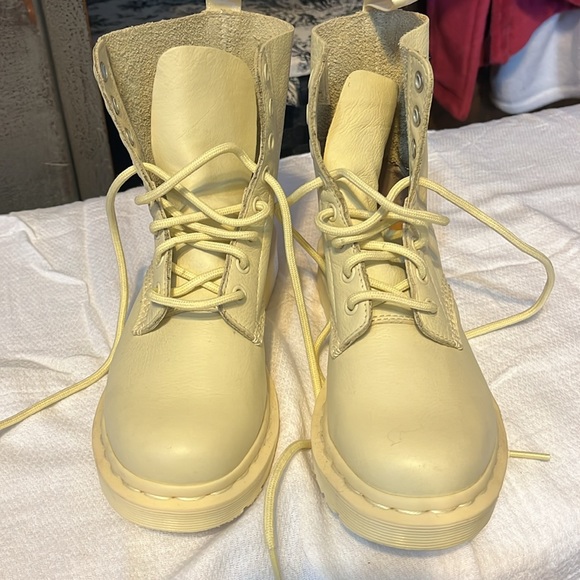 Never Worn Cream Colored Doc Martins size 6 - Picture 4 of 10